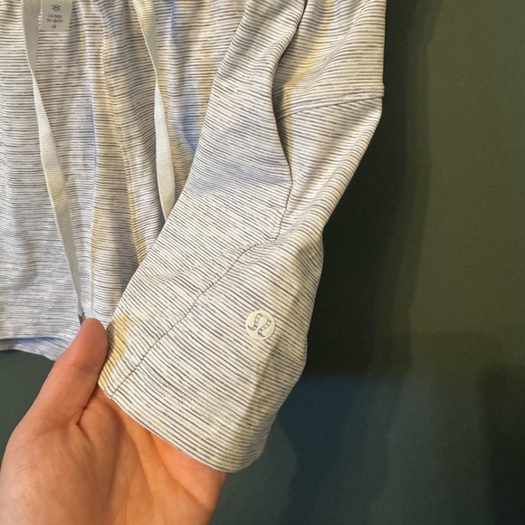 Lululemon On The Fly Short *2.5" Size 4 - Picture 7 of 7